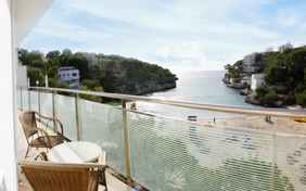 Vom Balkon schweift der Blick aufs Meer